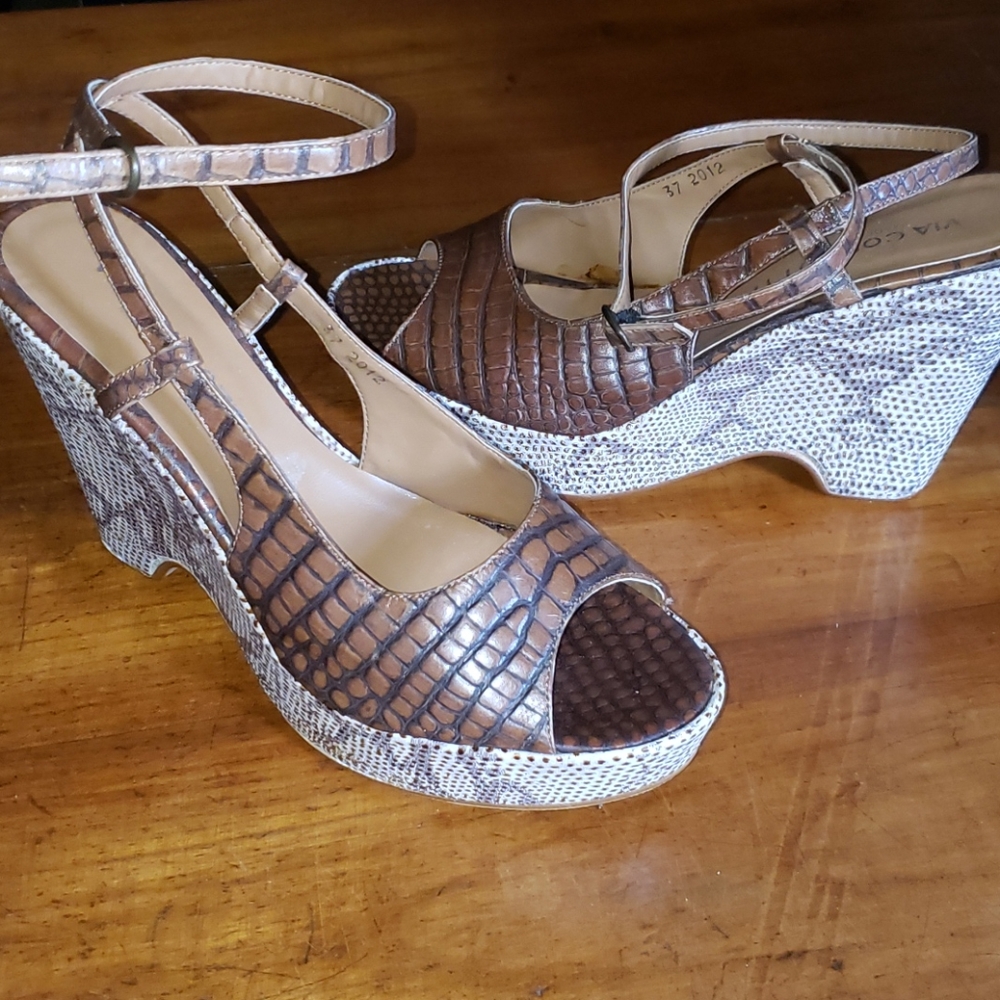 EUC Via Condotti Leather Wedges Size 9